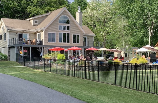 Belmont ready! Large post and beam, minutes to downtown and track. Lots of room!