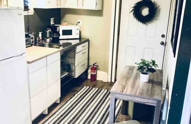 Cute, West Seattle, Tiny Guest House Getaway~