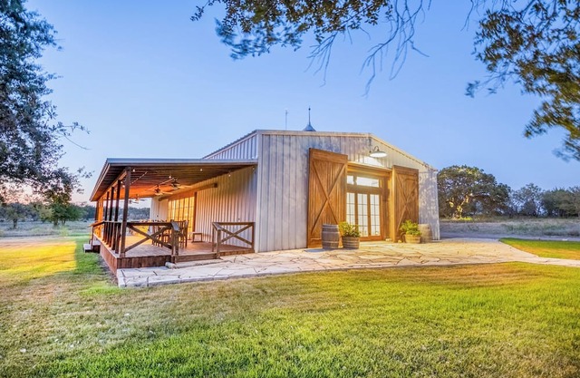 Charming farmhouse with 4 bedrooms and breathtaking views on a quiet ranch.