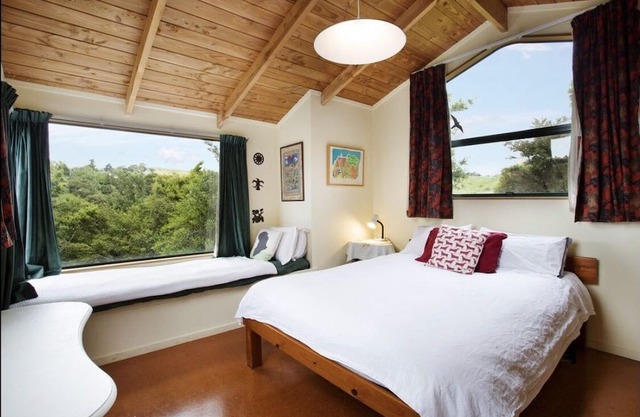 A slice of paradise. Kiwi Bach settled in native bush & just 2 mins the beach