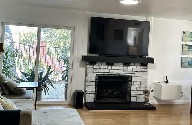 4 Bed Modern Executive Home - 2 Spacious Master Suites - RELO, TEMP, LAST MIN