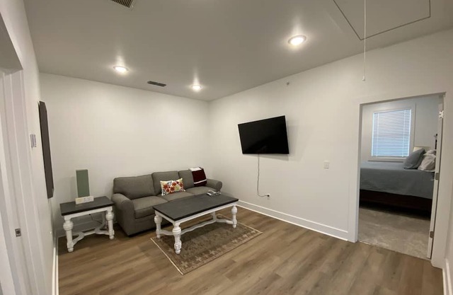 Quiet, family-sized condo less than 2 miles from University!