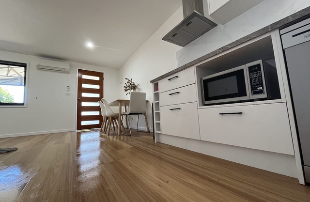 Lovely brand-new three bedroom guest house in Florey