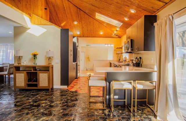 Spacious 3 BED / 3 BATH - Close to NYC w/ Pool & Hot Tub