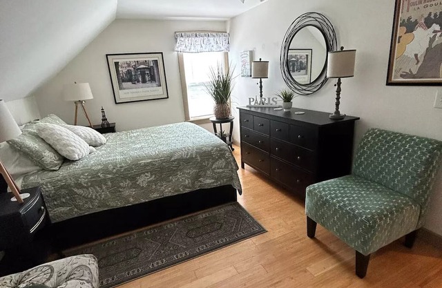 Private BR/LR/BA Suite in Downtown Bristol