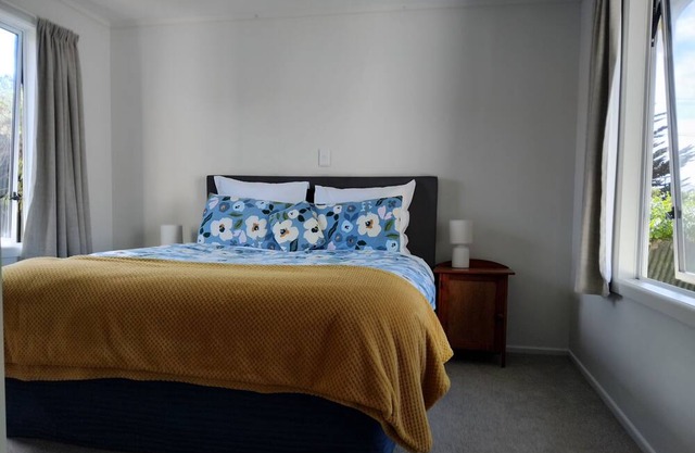 The Seashell - central, private, comfortable Incl bedding and linen, wifi