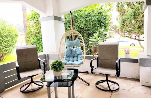 SP18 Prime location LUXE 2Bedroom / 1Bath Apartment kingsize bed!