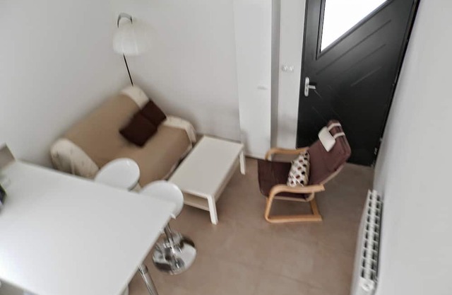 Apartment, free parking and Avignon outdoor courtyard.