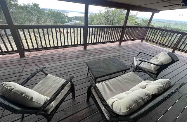 Breathtaking Lakeviews 4 Bedrooms / 2 Bathrooms