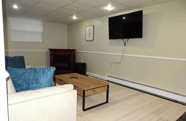 Comfortable Renovated 3 Bed Apartment