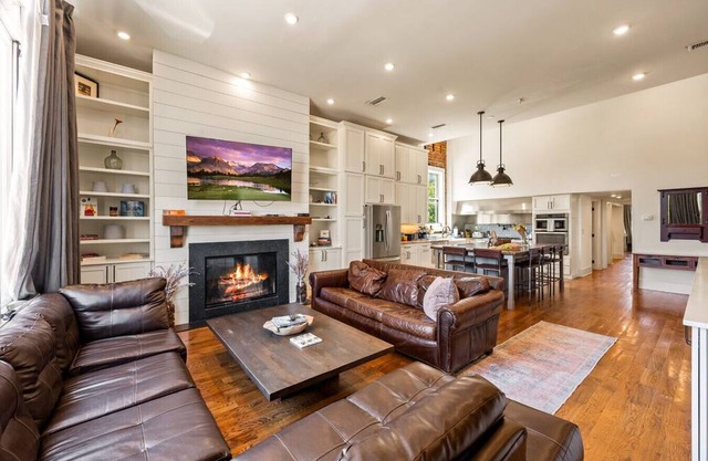 Modern 3BR Condo Walk to Downtown & UT + Parking