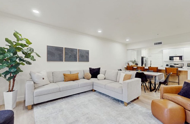 Elegant 2nd floor Condo w/balcony & luxury amenities - pool/hot tub/gym