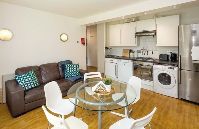 Spacious 4-Bed Home near Stockwell Tube Station