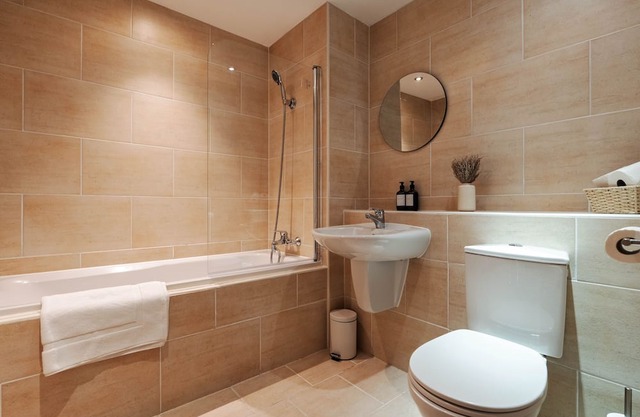 Spacious City Apartment| 2 bd/2 bth| Free Parking