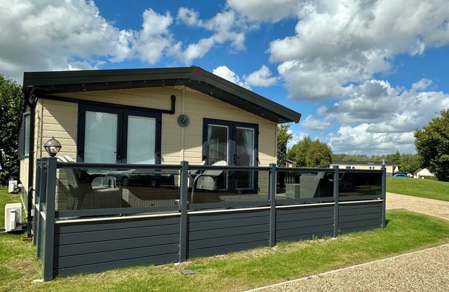 Beautiful lakeside Lodge in tranquil setting