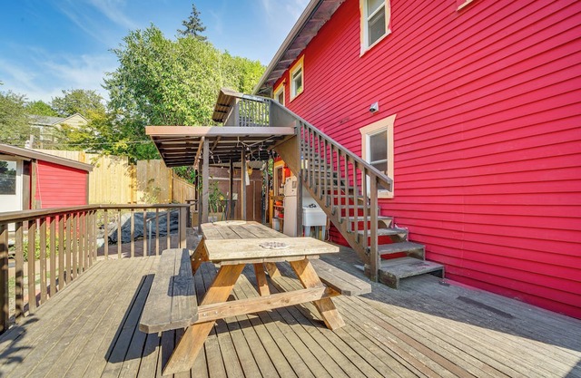 Explore Seattle! Charming Apt w/Private Deck
