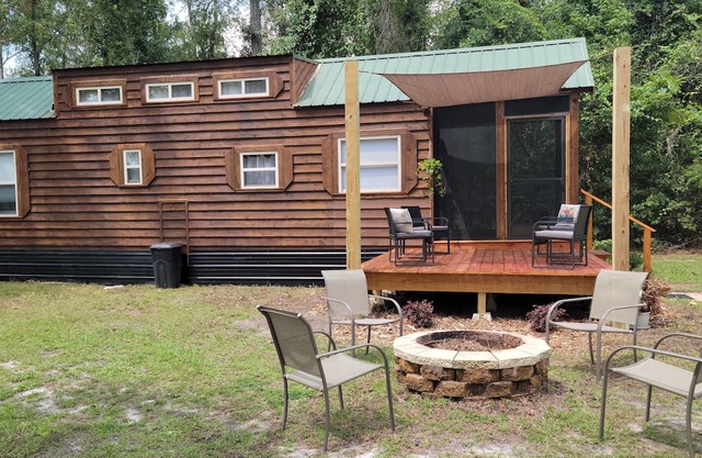1 bedrm tiny house with sleeping loft, big yard, fire pit and screened in porch!