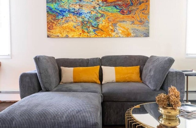 Private Modern 1st Flr 3 Bed Apt Close to Downtown