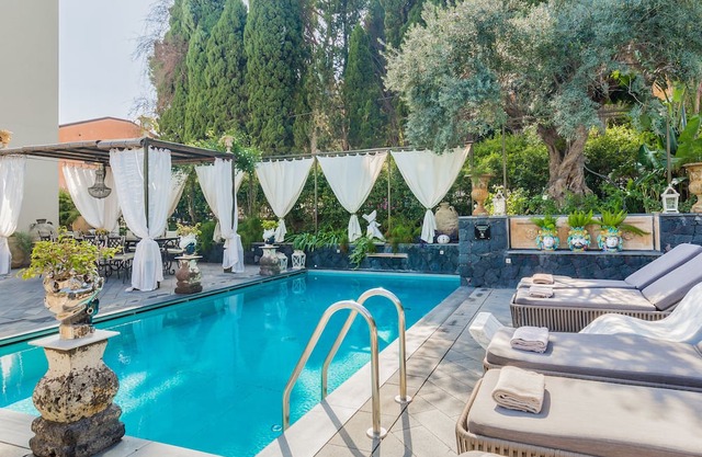 Villa Urbis, luxury villa in the heart of Taormina with swimming pool & jacuzzi.