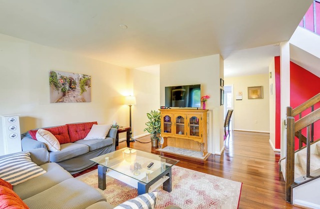 Close to Hospital & Dulles: Herndon Townhome
