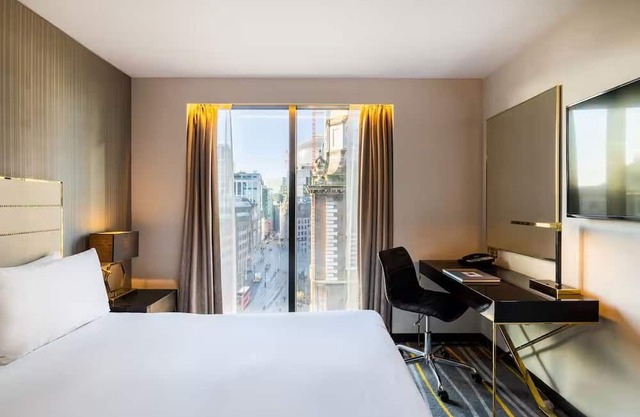 Corner King Room w/Stunning City Views – Spacious Stay in East London