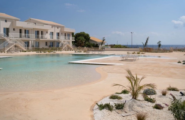 Cozy 40 sq m apartment, able to accommodate up to 4 people, located within the renowned Borgo 84 residence, featuring two swimming pools and a bike path. The property is located just 3 km from the center of Marzamemi, one of the most fascinating seaside