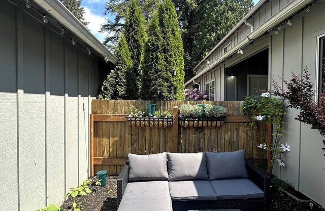 Charming 2-bedroom forest escape townhome in Olympia, WA