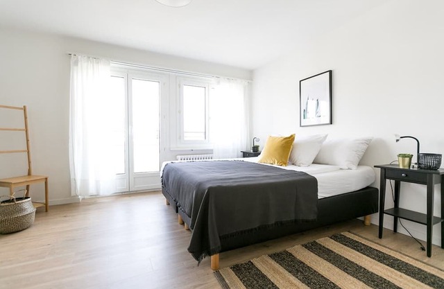 Modern flat w Netflix balcony top location