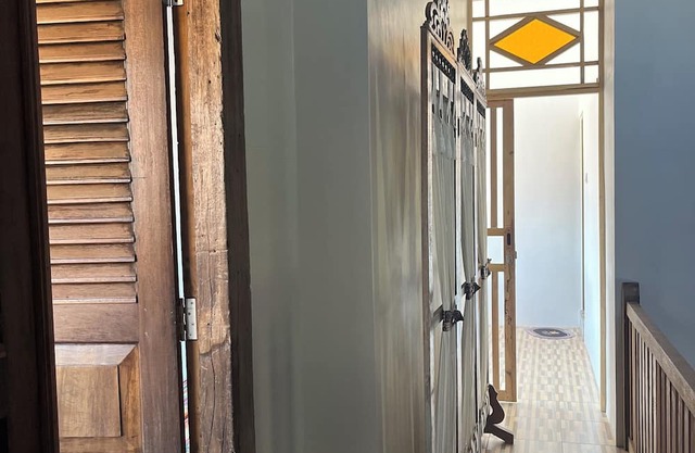 Rumah gaya modern dan tradisional dengan interior khas Osing yang autentik