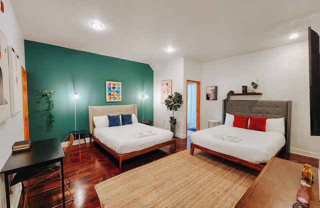 Prime/King Bed/2 En-Suite Bathrooms/65"TV
