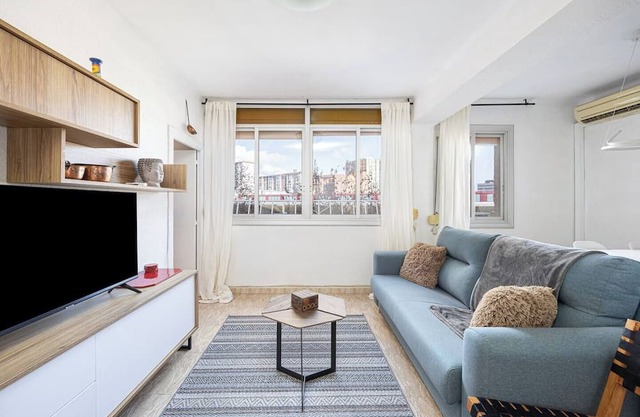 Step into this delightful and snug 2-bedroom retreat, meticulously renovated and thoughtfully designed to offer a pleasant and cozy stay in Barcelona.