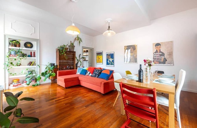 Spacious and bright 105 sqm apartment, accommodating up to 6 people, located on the second floor of a building without an elevator.The property is located in Parma's Oltretorrente neighborhood, a quiet residential area with plenty of amenities. The histo