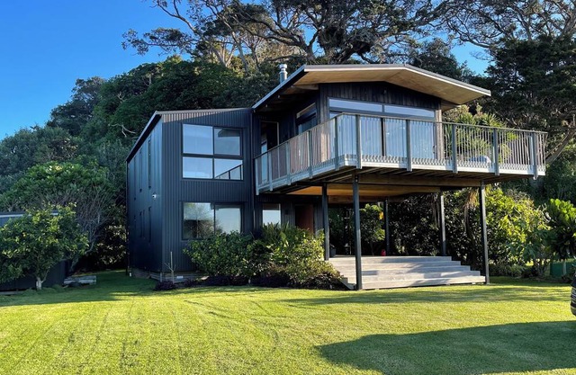 Peaceful 4-Bedroom Beach House across road from estuary & fantastic beach views