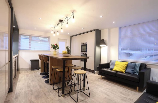 Trendy 6-Bedroom Bristol Home | Spacious Group Stay by North St & City Centre