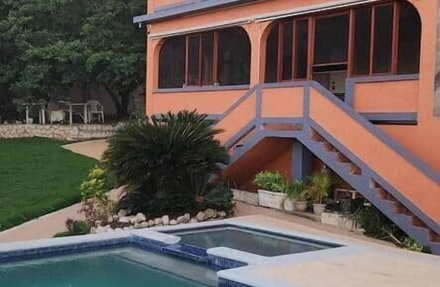 6 Br Peaceful Coastal Getaway with Pool and Beach Access