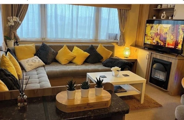 Skegness 3-Bed Caravan, Sleeps 8, 10 mins to Beach