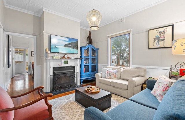 Bright 3-Bed House with Garden, BBQ & Fireplace