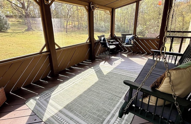 Secluded stonehouse in Marshall with walking trails and creek. Pet-friendly!