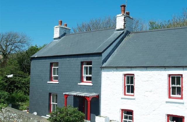 DINAS ISLAND COTTAGE, pet friendly, with open fire in Dinas Cross