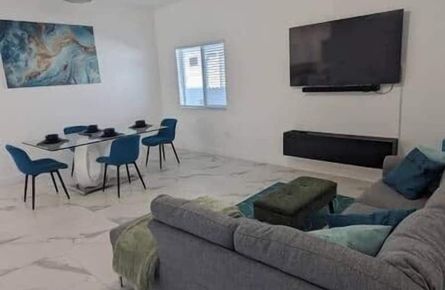 Tropical 1-2BR Retreat Near Beach, Airport & Downtown