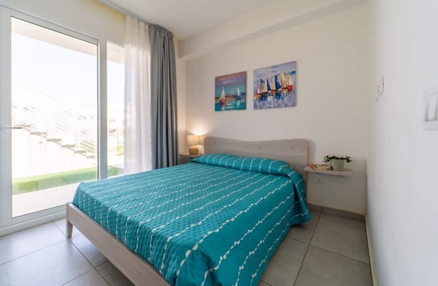 Charming 40 sqm flat with seaview, for up to 4 people, located inside the renowned Borgo 84 residence, equipped with swimming pool and cycle path. The property is located just 3 km from the center of Marzamemi, one of the most fascinating seaside village