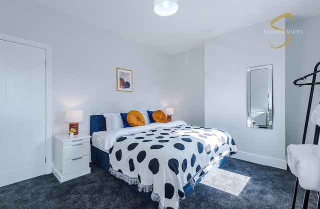 Luxury 4BR Retreat | AO Arena & Quiet Salford Spot