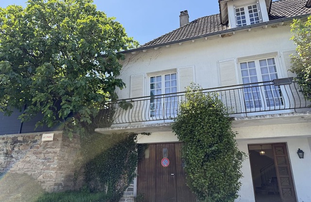 Spacious family house in the heart of Payzac with private garden, up to 10 people, pets allowed