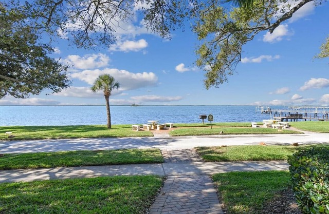 Beautifully Renovated Condo on Water!