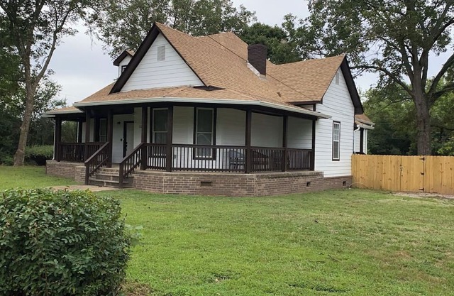 Marvelous 8 BR Home in Breathtaking Whiteville TN. Extraordinary Parking