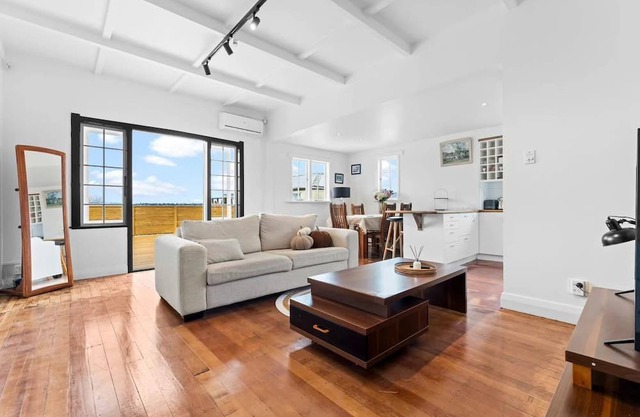 Central 4BR Family Home w/Parking | Sleeps 7 | Near Auckland CBD