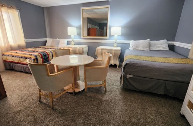 One of the Kind 10 BR, Estate Near Elvis Presley's Graceland, Sleeps Many.