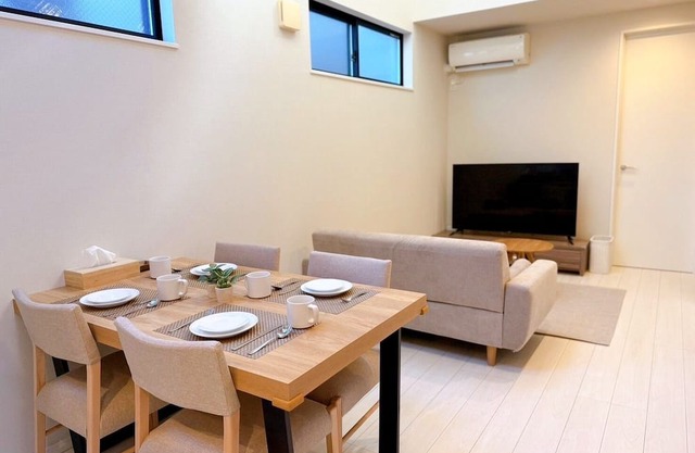 Ikebukuro 2 min/Shinjuku 11 min/Shibuya 18 min/Max 8 people/3 bed rooms/Parking/High speed Wi-fi/Multilingual