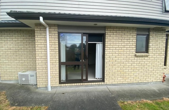 Room in Hillsborugh Auckland. Close to Motorway 10-15 minutes to CBD and airport