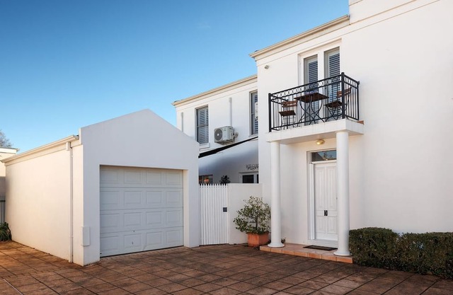 Elegant Englehardt Villa - Gorgeous two bedroom townhouse in central Albury